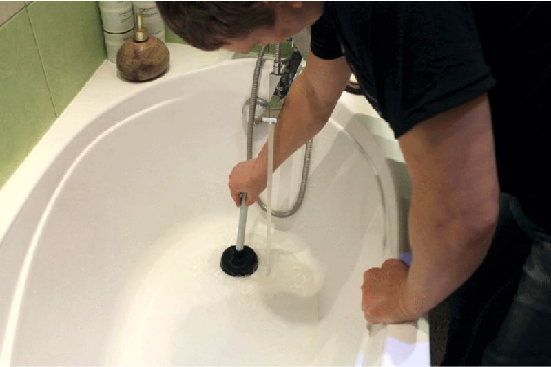 устранение пробки в ванне с помощью химических реактивов и вантуза
