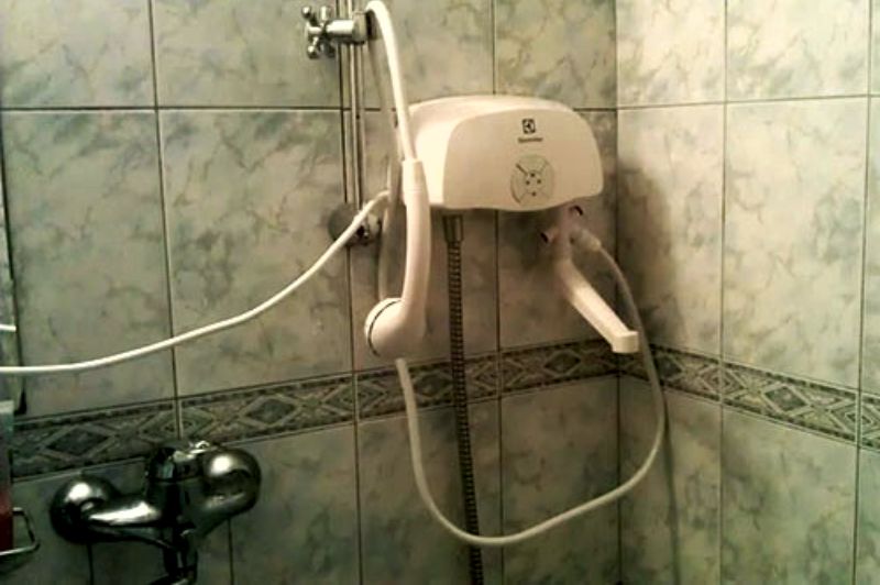 проточный водонагреватель в ванной комнате