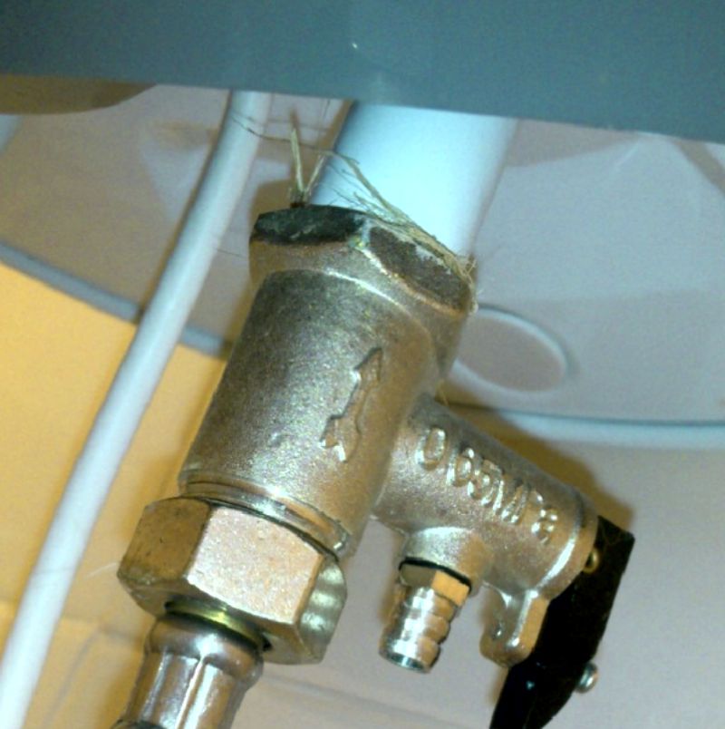 Клапан снизу снизу. Накопительный водонагреватель подсоединяется гибкой подводки. Клапан предохранительный для водонагревателя подкапывает. Тройник для водонагревателя. Кран для водонагревателя накопительного.