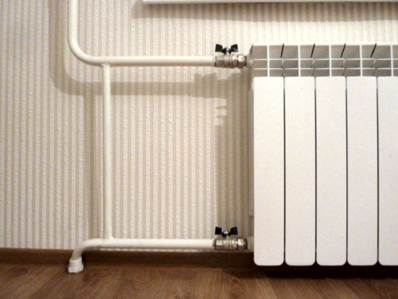 Отопление радиаторы форум. Батареи отопления. Радиатор отопления в квартире. Монтаж радиаторов отопления. Биметаллические радиаторы в квартире.